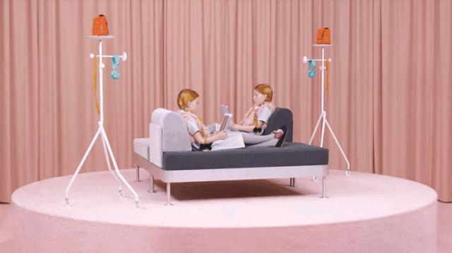 我用沙发把家里5口人分开后……家人感情反而升温了