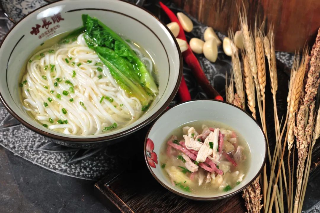 长沙米粉火热,长沙米粉排队30米