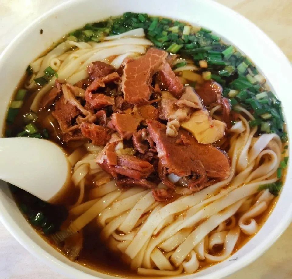 长沙米粉火热,长沙米粉排队30米