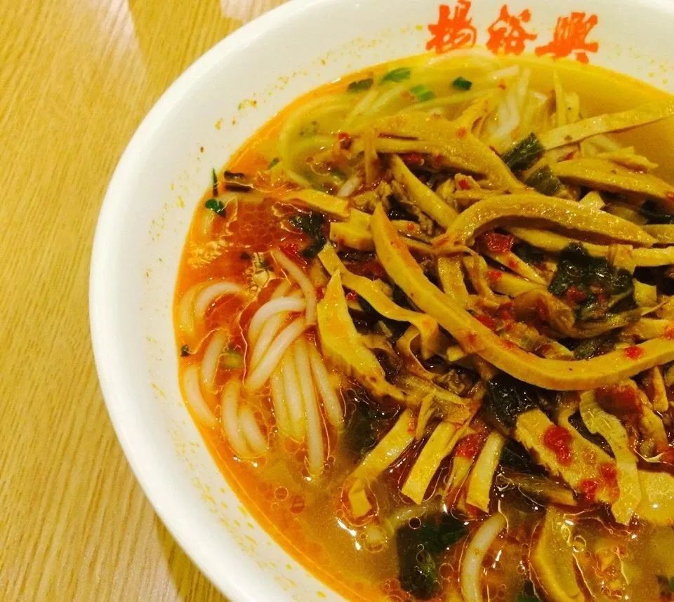 长沙米粉火热,长沙米粉排队30米