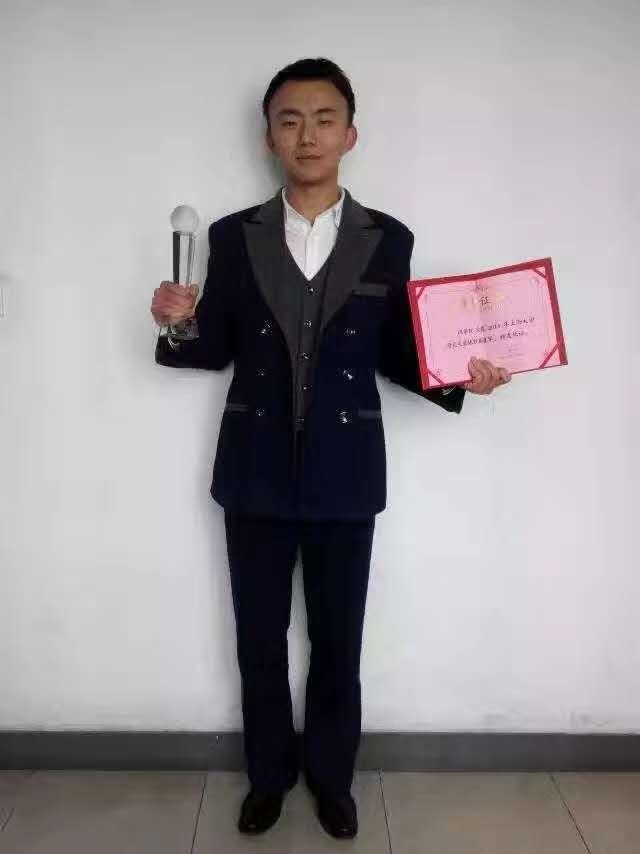 自制礼服，爱打篮球，云课堂教人抗疫……建德航空小镇这位“硬核”机长成网红