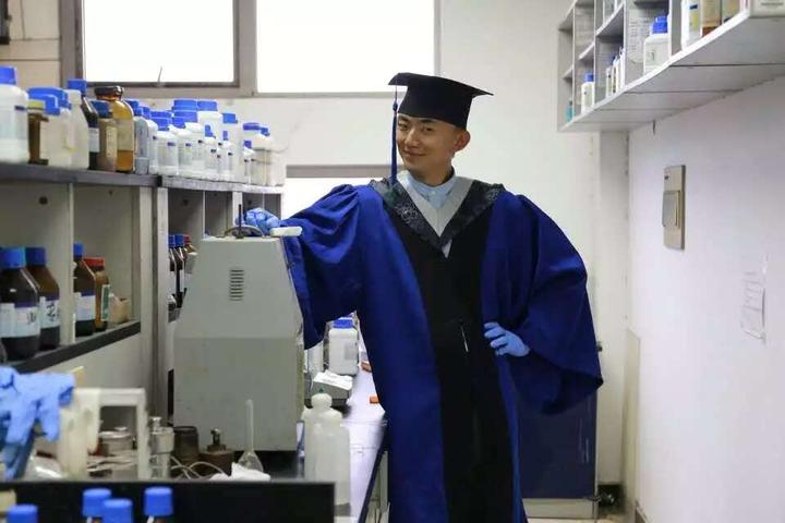 自制礼服，爱打篮球，云课堂教人抗疫……建德航空小镇这位“硬核”机长成网红