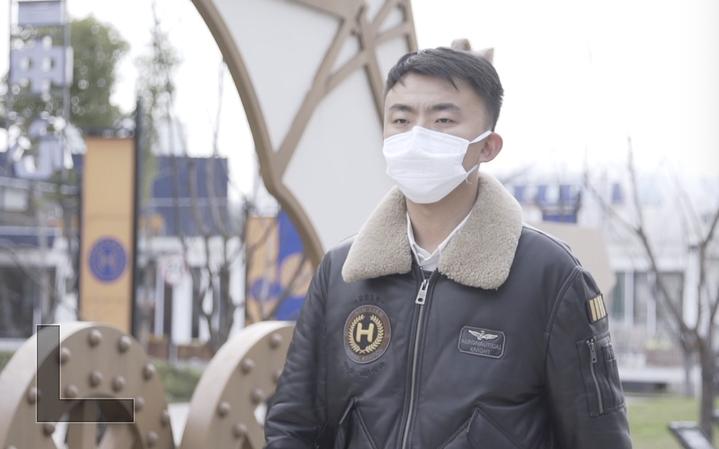 自制礼服，爱打篮球，云课堂教人抗疫……建德航空小镇这位“硬核”机长成网红