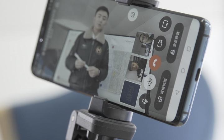 自制礼服，爱打篮球，云课堂教人抗疫……建德航空小镇这位“硬核”机长成网红