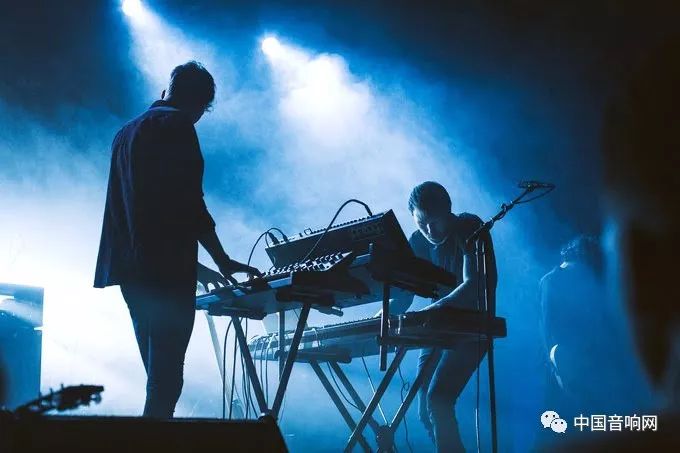 默默的表演者,默默在舞台上