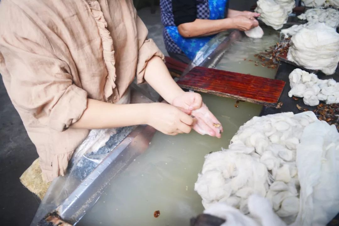 蚕丝被被曝光了！长期盖蚕丝被的人发生了惊人变化...没看的赶紧看看吧