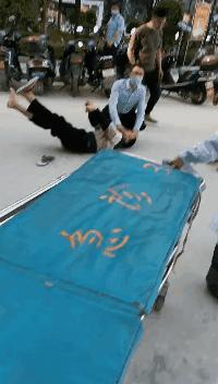 【帮扶故事】深中医支援广西隆林县医疗队员路边生死救援，成功抢救晕倒路人