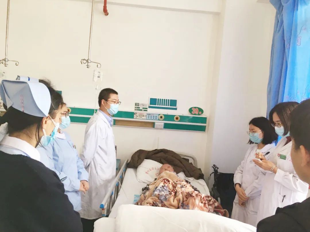 【帮扶故事】深中医支援广西隆林县医疗队员路边生死救援，成功抢救晕倒路人