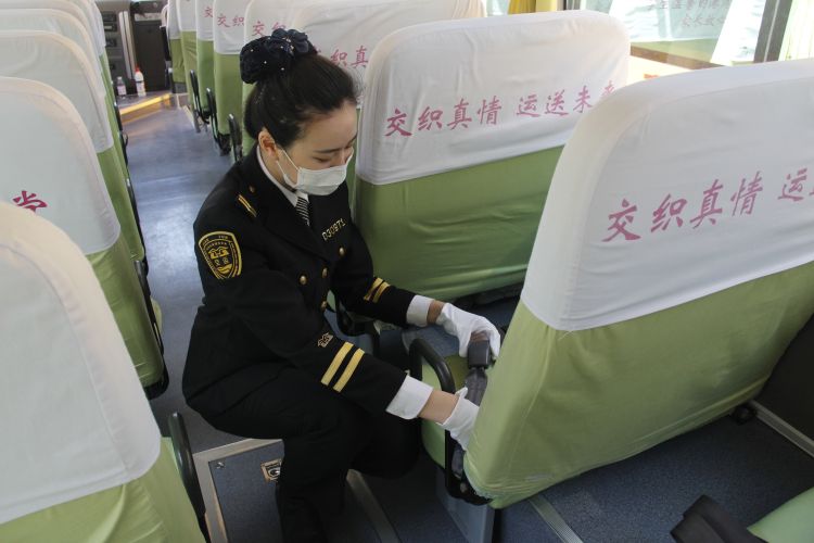 新学期校车安全,青岛大鼻子校车