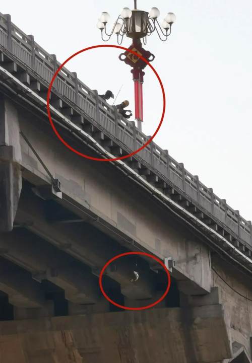 有人用禁用渔具在汉江一桥捕捉产卵的鱼！谁来管管？