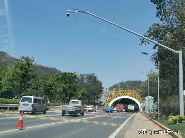 记3分，罚200元！5月起，昆明的这个隧道入口抓拍变道违法