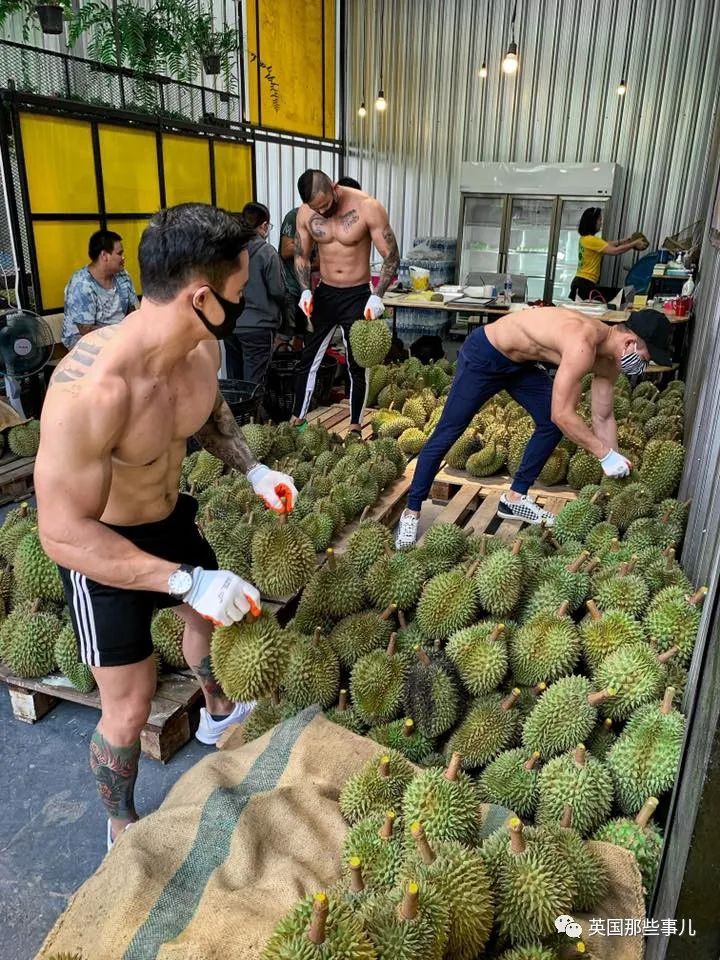 无班可上的泰国健身教练跑去水果店卖榴莲…这画风也太猛了…