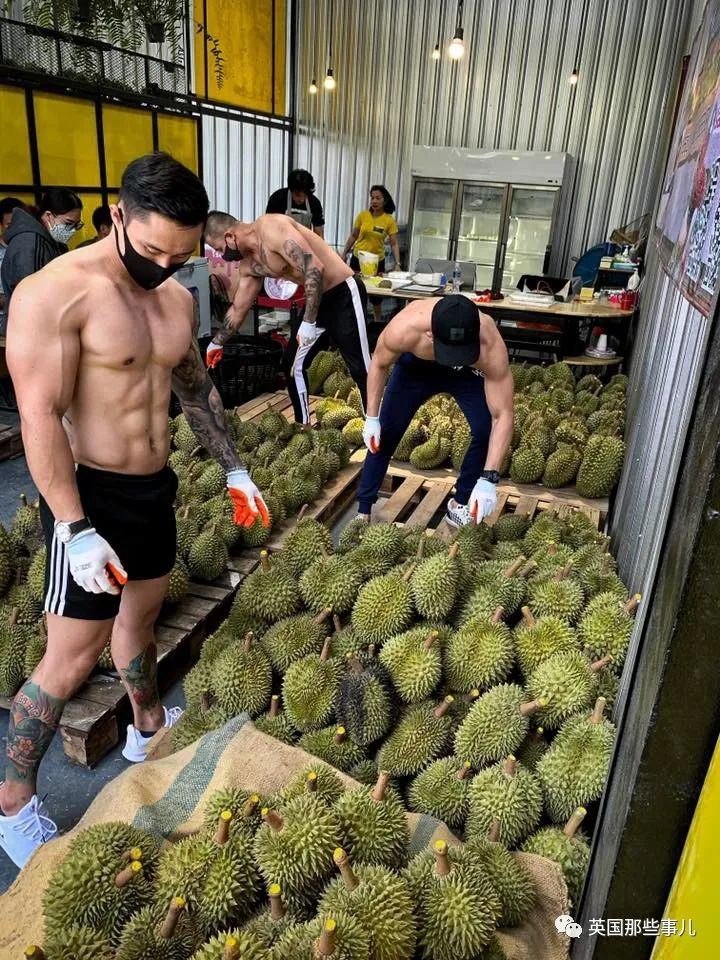 无班可上的泰国健身教练跑去水果店卖榴莲…这画风也太猛了…