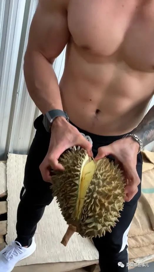 无班可上的泰国健身教练跑去水果店卖榴莲…这画风也太猛了…