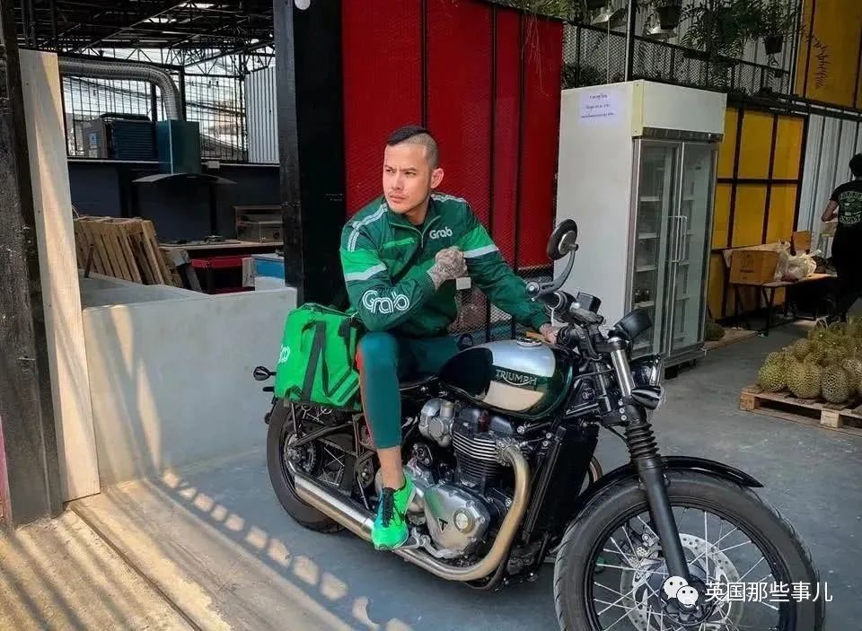 无班可上的泰国健身教练跑去水果店卖榴莲…这画风也太猛了…