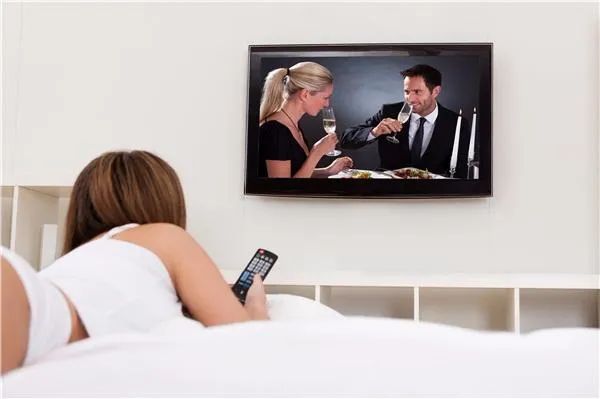 电视机挂在墙上电视柜高度多少,电视机挂墙上电视柜摆什么好看