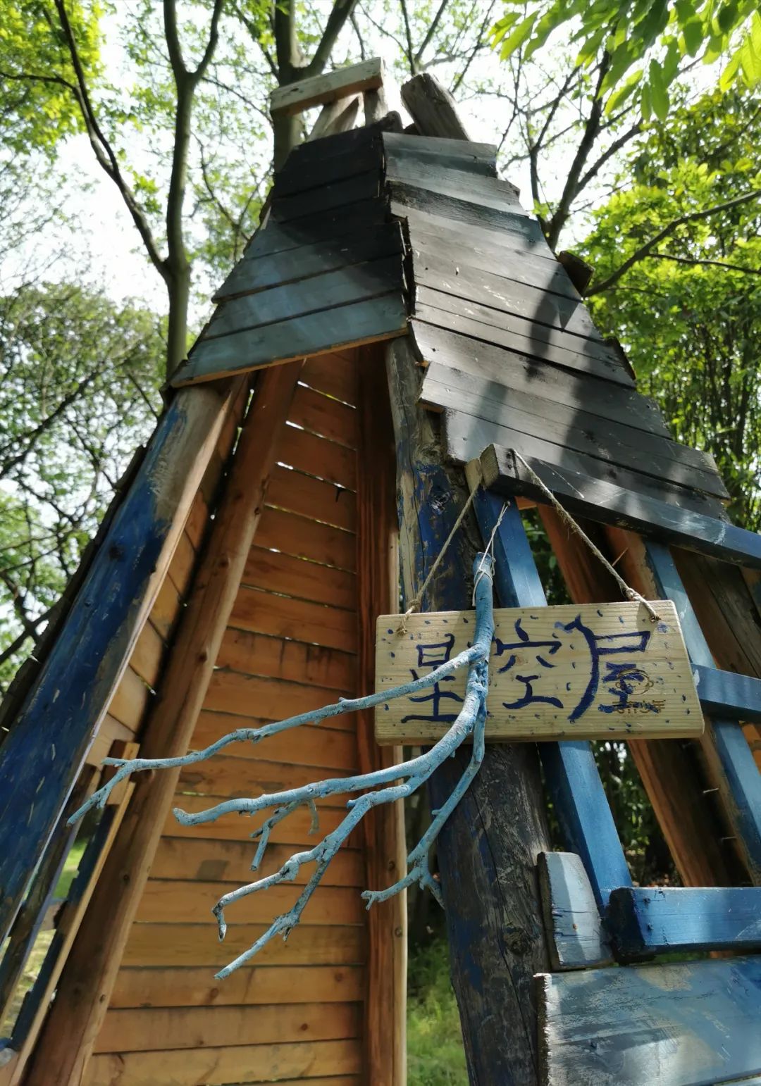 武汉开车1.5小时|通透如琉璃的“蓝丝绸”湖，有人在湖畔造了500亩撒欢营地「432集」