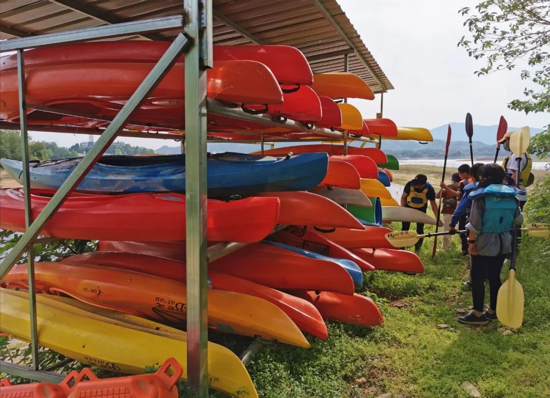 武汉开车1.5小时|通透如琉璃的“蓝丝绸”湖，有人在湖畔造了500亩撒欢营地「432集」