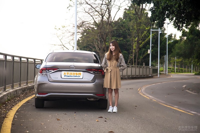 美女伴娘买车记她为何心动最低配卡罗拉？