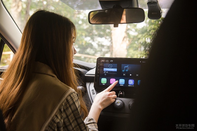 美女伴娘买车记她为何心动最低配卡罗拉？