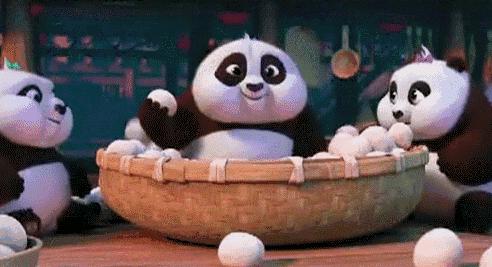 孕妇走在路上孩子突然掉出来了,孕妇在散步孩子突然掉出来