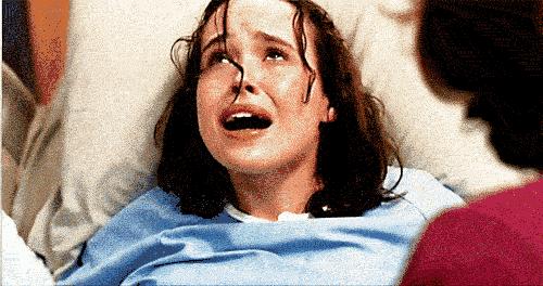 孕妇走在路上孩子突然掉出来了,孕妇在散步孩子突然掉出来