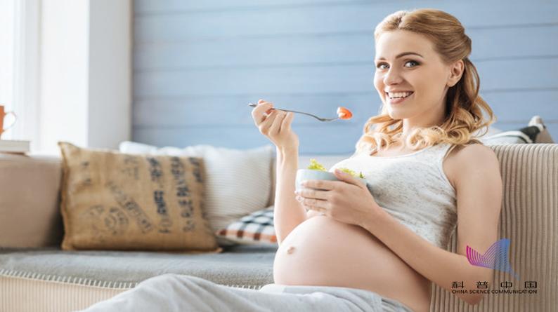 孕妇走在路上孩子突然掉出来了,孕妇在散步孩子突然掉出来