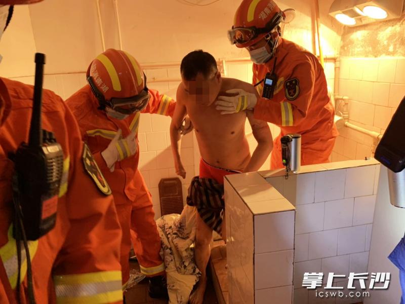 男子洗澡捡到肥皂,男子洗澡捡手机被卡