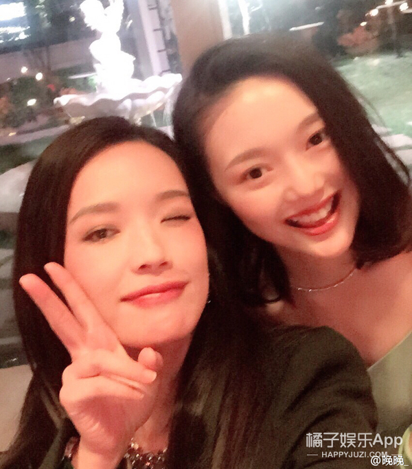 网红鼻祖晚晚和舒淇同框比美赢了？妆容穿搭都有小心机，来抄作业