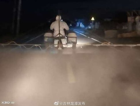 二三里早八点！吉林志愿者广场巡查，提醒市民关注保持距离