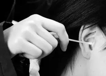 棉签抠耳朵导致癫痫,用棉签掏耳朵不小心被撞了一下