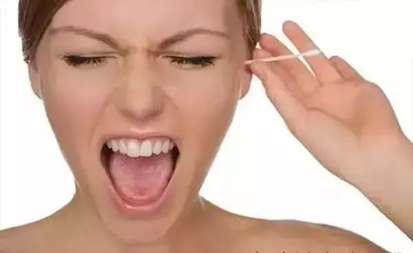 棉签抠耳朵导致癫痫,用棉签掏耳朵不小心被撞了一下