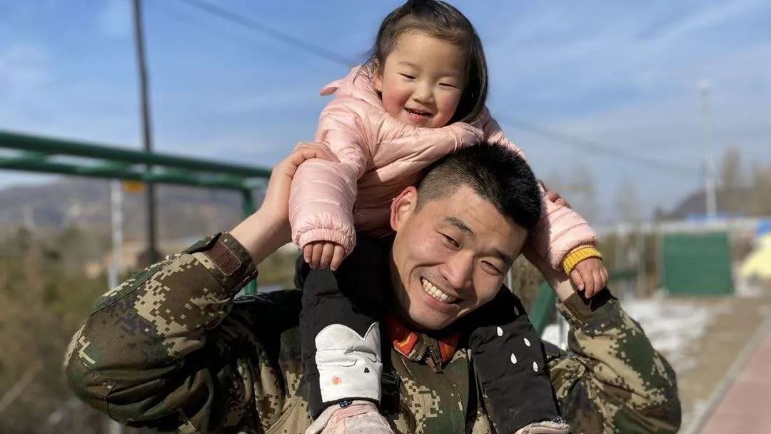 军娃对军爸的想念,军娃在军营唱我的爸爸