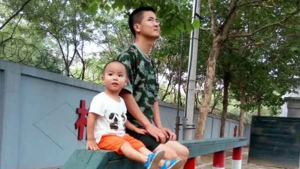 军娃对军爸的想念,军娃在军营唱我的爸爸