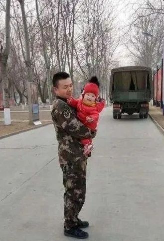 军娃对军爸的想念,军娃在军营唱我的爸爸