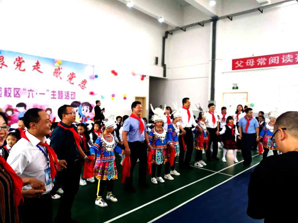 “六一”儿童节，市委书记王建忠与孩子们跳起了民族舞