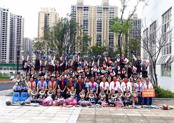 “六一”儿童节，市委书记王建忠与孩子们跳起了民族舞