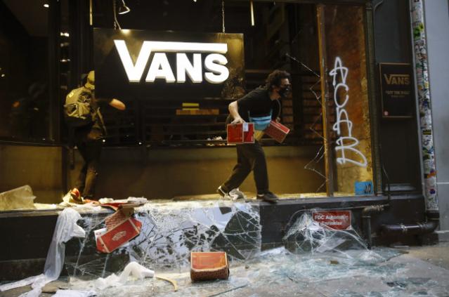 朋友圈画风突变！“黑人朋友”代购乱入？摆地摊卖LV、GUGGI？