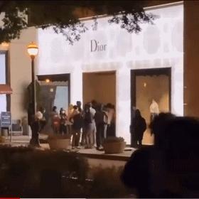 朋友圈画风突变！“黑人朋友”代购乱入？摆地摊卖LV、GUGGI？