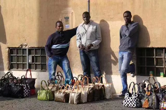 朋友圈画风突变！“黑人朋友”代购乱入？摆地摊卖LV、GUGGI？