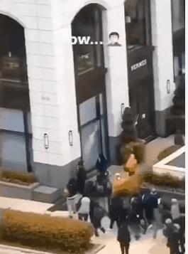 朋友圈画风突变！“黑人朋友”代购乱入？摆地摊卖LV、GUGGI？