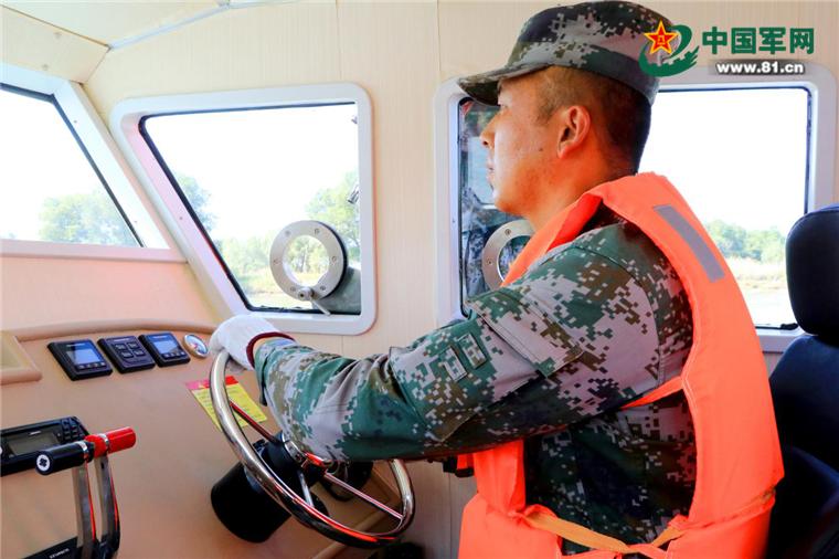 初夏，额河卫士这样在额尔齐斯河畔进行边境巡护