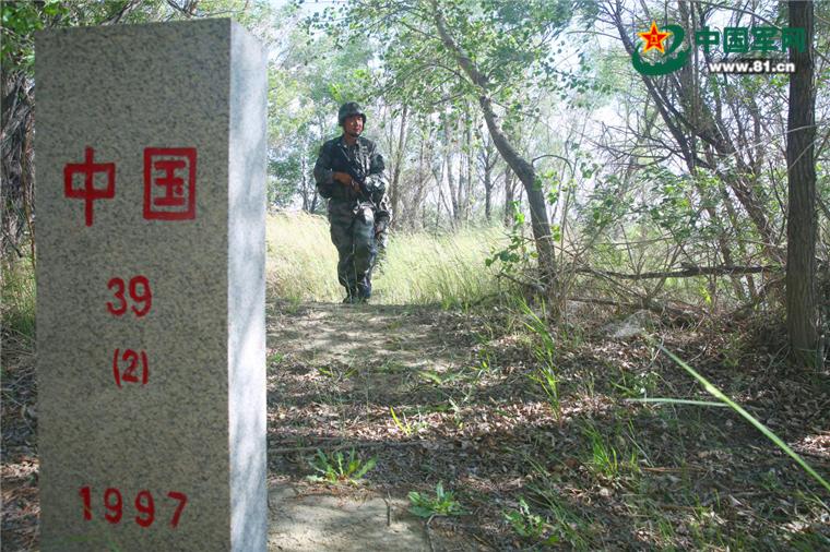 初夏，额河卫士这样在额尔齐斯河畔进行边境巡护