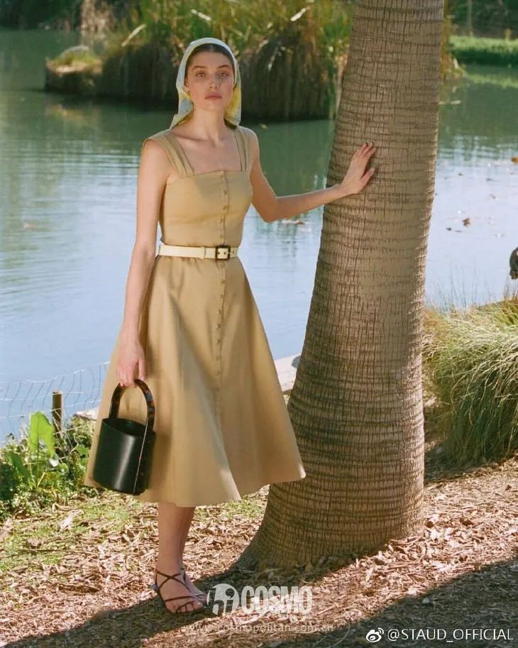 杨采钰度假拎的独家小众包，我可以