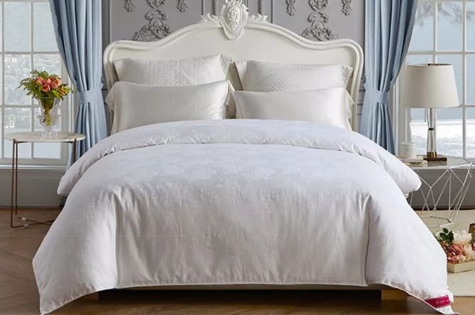 棉花被与蚕丝被哪个好,棉花被跟蚕丝被哪个好