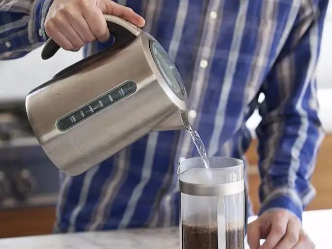 怎样去除热水壶里的水,怎么清理热水壶里面的脏水