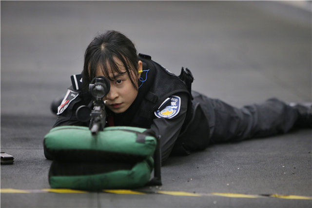 摸枪一个半月，速成“*击狙**之王”！95后警花小姐姐太飒了