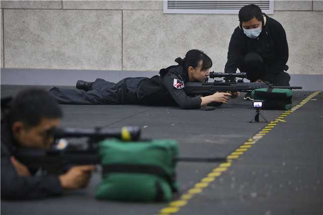 摸枪一个半月，速成“*击狙**之王”！95后警花小姐姐太飒了