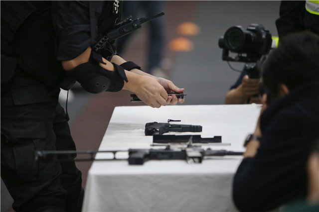 摸枪一个半月，速成“*击狙**之王”！95后警花小姐姐太飒了