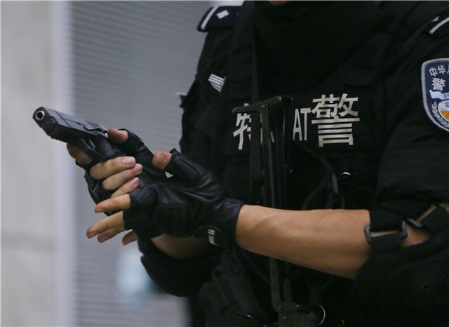 摸枪一个半月，速成“*击狙**之王”！95后警花小姐姐太飒了